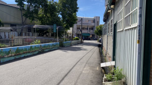 潭富路二段157巷道狹窄、會車困難。