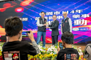 張市長頒發獎座予獲獎人員。
