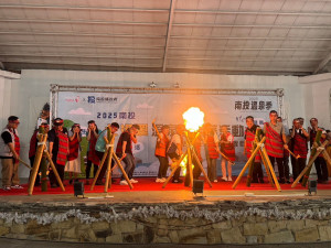 與會嘉賓一同點燃傳統竹筒炮，宣布北港溪溫泉季活動正式展開。（縣府提供）