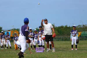 職棒球星、教練利用行賽季下鄉指導社區棒球隊。