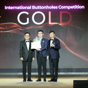 李建曄(中)在「第40世界洋服同業聯盟大會」國際比賽中以精湛的手工縫製技術榮獲金牌。