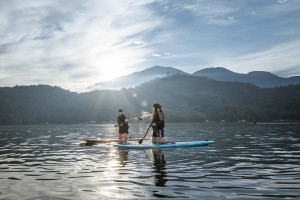 日月潭管理處攜手業者亮相2025 ITF台北國際旅展，特別邀請兩家優質業者(OneLife｜魚人立槳、日月老茶廠)共同參展。（日管處提供）
