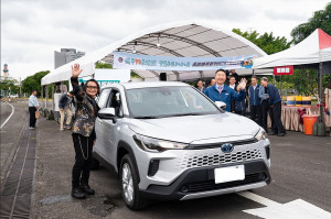 交通部長陳世凱（右）與高齡換照新制代言人沈文程（左）一同出席記者會。（圖／行政院交通部公路局）