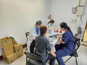 「街頭巡迴診療合作計畫」首場試辦活動在新竹縣遊民收容中心舉行。