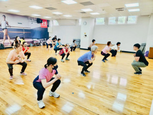 長者深蹲訓練，鍛鍊臀腿、核心肌群。