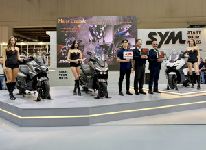 三陽工業SYM團隊由董事長室協理吳奕成(左)率隊前往義大利米蘭參加全球兩輪車界盛會EICMA展覽，中為海外營業本部副總陳建生，右為三陽義大利分公司銷售總監Domenico Lojacono。（圖／SYM提供）