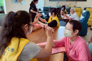 弘光科大老福系學生到長照機構與長者互動。（弘光科大提供）