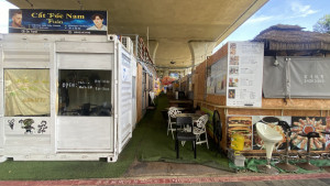 台鐵潭子車站前站商場被地方痛批成「爛尾貨櫃市集」、「難民窟」。