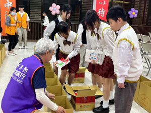 「惜食傳愛」公益活動在忠信學校裝箱。