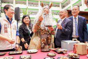 嘉義縣長翁章梁化身神農氏為「2025中藥本草文化節嘉義場」開場／嘉義縣府提供