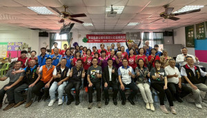 和雅村建置防災教室，來賓祝福。（水保署提供）