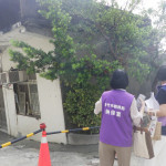 竹市稅務局納保官現場勘查受災房屋。