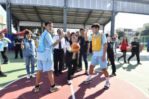 北斗首座風雨球場啟用，縣長王惠美親自出席開球。圖／記者鄧富珍攝