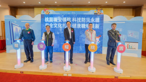 桃園市長張善政出席「桃園市職安衛、母性健康優良單位及人員頒獎典禮」與貴賓合影。