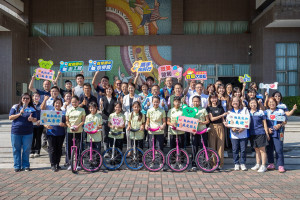 敦和國小學童以獨輪車表演歡迎縣長一行。（縣府提供）