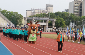 南投縣73屆縣運會開幕，鄉鎮市首長率運動員進場陣容堅強。（記者扶小萍攝）