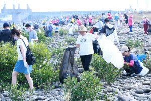 彰化縣環保局攜手民眾清海廢，共守白海豚永續棲地。圖／彰化縣政府提供