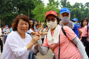 嘉義市舉辦長青健行活動，市長黃敏惠到場為健走民眾加油／嘉義市府提供