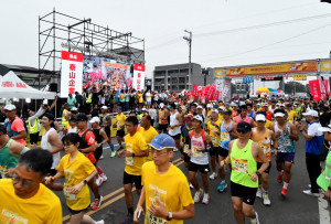 田中馬拉松熱力開跑，萬人奔馳米倉小鎮展現最有人情味的馬拉松。圖／彰化縣政府提供