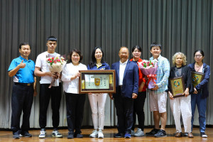 嘉義市長黃敏惠頒發「工業特別貢獻獎」予「詠順科技股份有限公司」副總經理陳秋美(左四)/陳致愷翻攝