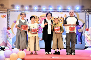 彰化縣「我愛我的老樣子」高齡穿搭走秀登場，　長輩展現時尚自信風采。圖／記者鄧富珍攝