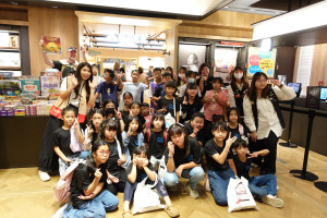 孩子們來到「誠品生活台南」，翻閱繪本、感受書香的溫度。