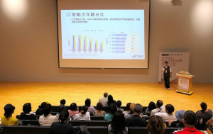 11/28(五)「職涯心指引：馳騁熱情　築味無限人生」唯賀國際餐飲集團吳家德總經理，分享餐飲業經營心法與職場轉型歷程，並開創熟齡職涯新方向。(此為活動式意圖)