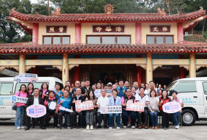 中寮法華寺、花壇奉天宮捐贈二部復康巴士投入南投長照服務。（縣府提供）