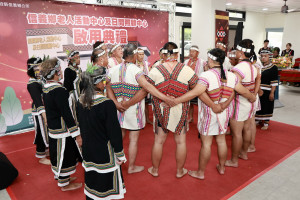 新館的落成啟用活動在布農部落耆老們的八部合音樂音聲中展開。