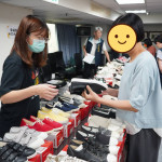 拍賣現場各式零碼鞋供試穿選購。