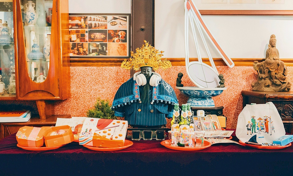 台北霞海城隍節結合在地時裝品牌與文化創意，讓城隍爺化身為走入當代的「西裝歐巴」。（圖／台北霞海城隍廟）