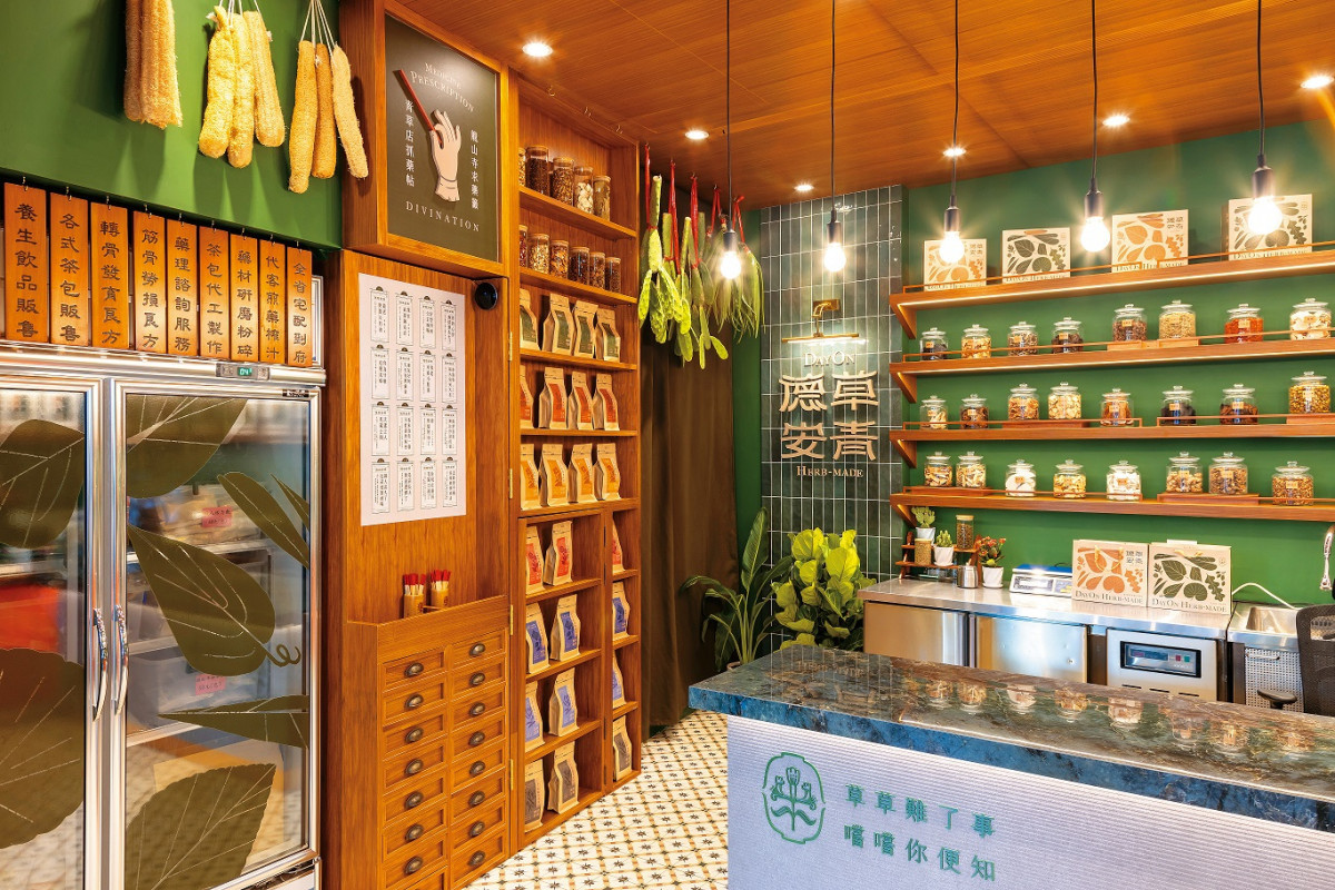 「德草安青」的門市空間連結藥籤文化，讓民眾體驗到青草店抓藥的時光。（圖／臺北市商業處）