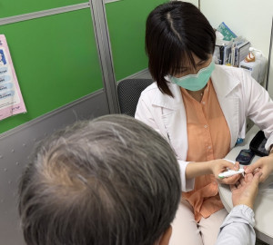 新竹臺大分院糖尿病衛教師指導正確的量測步驟，協助病人建立自我照護能力。