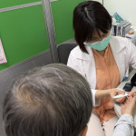 新竹臺大分院糖尿病衛教師指導正確的量測步驟，協助病人建立自我照護能力。