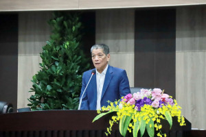 何議長期許爭取普發萬元的商機。（記者扶小萍攝）