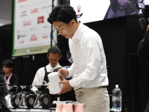 2023與2025日本手沖咖啡冠軍：飯高 亘。