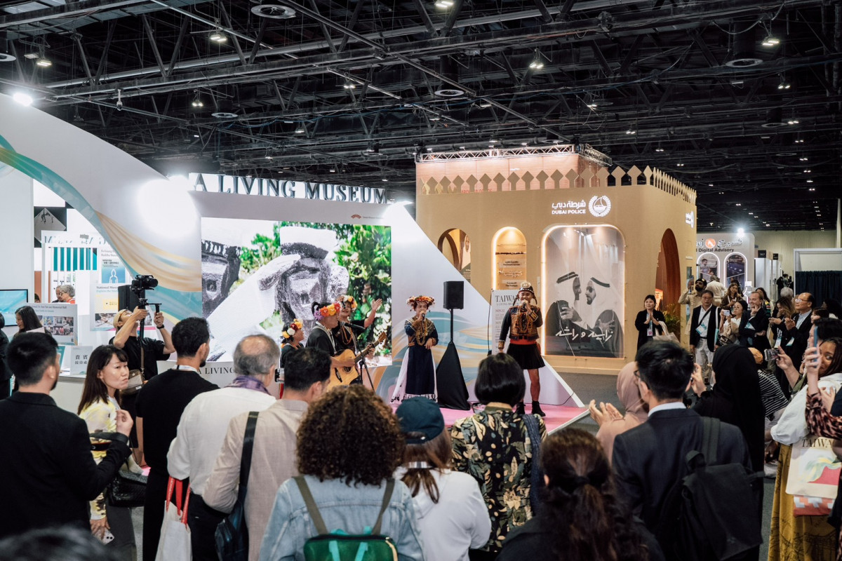 原住民族娜麓灣樂舞劇團的開幕表演,現場吸引觀展人士,場面熱絡。(圖/中華民國博物館學會)