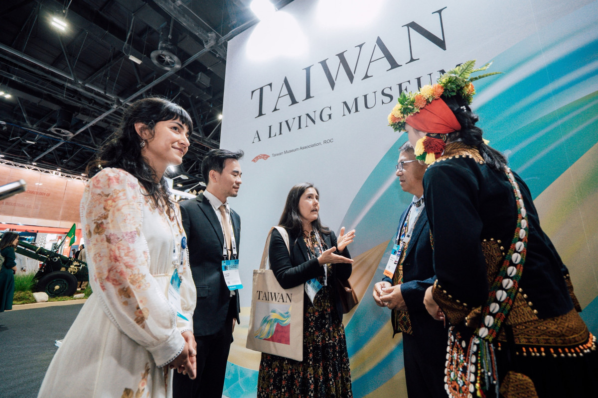 國際民族誌博物館委員會(ICME)與娜麓灣樂舞劇團團員進行深度交流,體驗原住民族服飾、樂舞、手工藝等傳統文化。(圖/中華民國博物館學會)