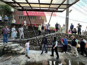 桃園文化局長、民代與居民參觀改造後的洗衫坑，肯定中原師生與社區協力完成的空間改造成果。