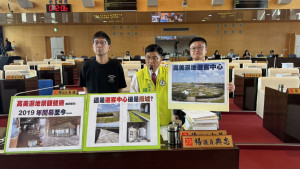 高美濕地規劃設置廁所，楊典忠議員(中)質疑市長盧秀燕上任迄今，連廁所都蓋不好。