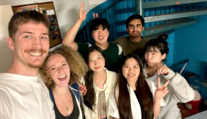 暨大國際文教與比較教育學系吳毓瑩(前右二)，成功結識來自世界各地的好友，拓展國際人脈與視野。（暨大提供）