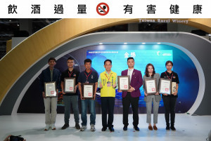 國產梅酒得獎者合影。（農糧署提供）