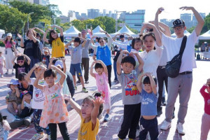 開場熱鬧非凡，現場親子一起動起來。