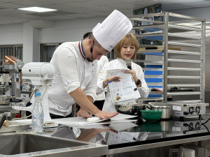 雷諾特廚藝學院曾獲「法國最佳工匠MOF」講師 Pierre-Henri Roullard示範甜點製作。