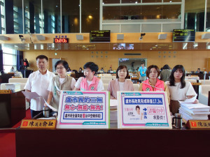 民進黨市議員陳俞融等人強烈要求市府應公布35家蛋行店家。