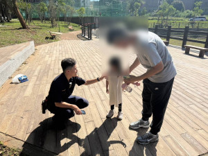 3歲女童民俗公園迷途，平鎮警助回父親懷抱。