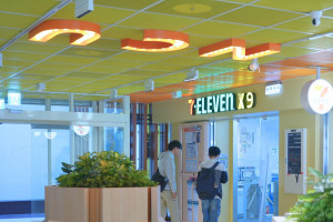 7-ELEVEN最新一代未來超商「X-STORE 9」進駐中央大學，開幕營運首日迎來許多學子搶先體驗。