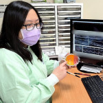 新竹臺大分院眼科部李宜潔醫師提醒，視網膜上增生膜尚無藥物可預防或消除，定期檢查與早期發現是守護視力的關鍵。