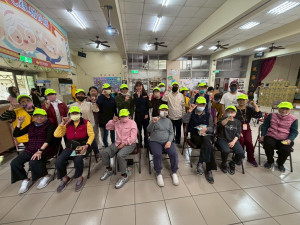 警察局前往各社區照顧關懷據點宣導。