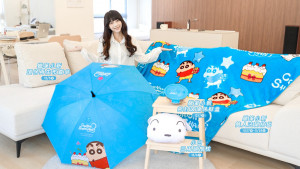 新竹SOGO今年與蠟筆小新攜手推出療癒系好禮，搭配天空藍色系，每一款都讓人好想收藏。